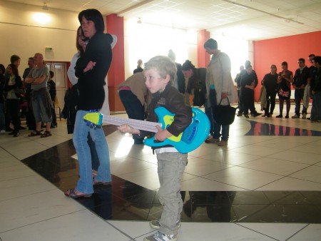 Notre Fan et équipier Evan (5ans) et sa première guitare 
