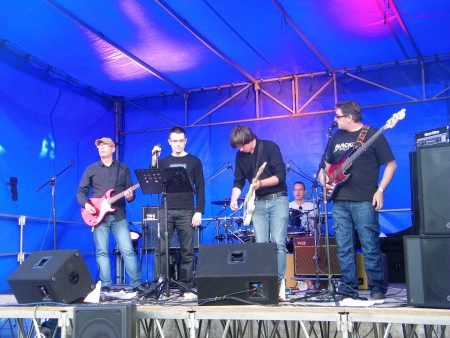 vous avez remarqué un bassiste rockeur ne sourit jamais !